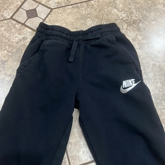 🔥🔥Nike Joggers Youth Large~ excellent condition!🔥🔥 - Picture 2 of 3